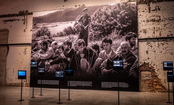 ¡Sobrevivientes de Srebrenica Lanzan un Aviso Explosivo contra el Olvido del Genocidio!