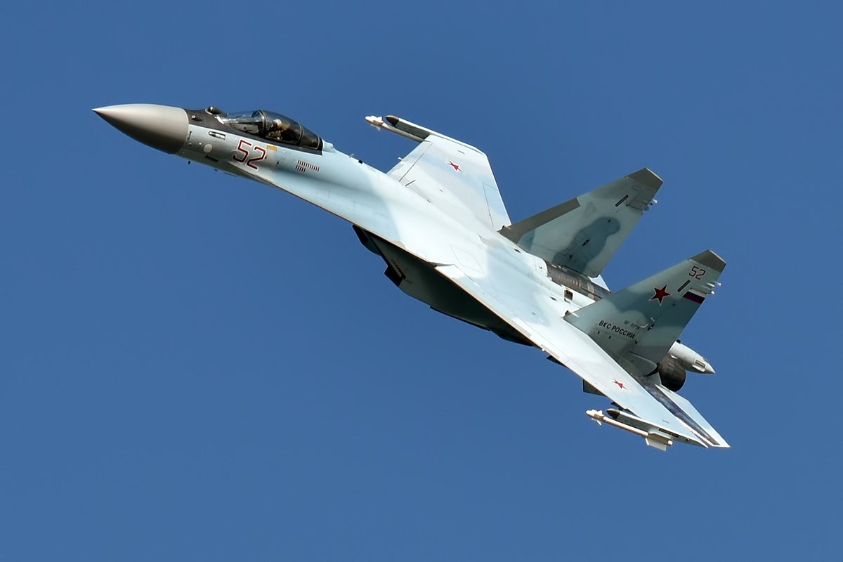 Duelo épico entre cazas: ¡Un F-16 ucraniano derrota a un Su-35 ruso en un espectáculo de alto voltaje!