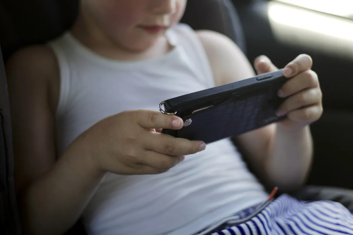 ¡Bruselas quiere bloquear las redes sociales para los jóvenes menores de 13 años! ¿Será que tal prohibición se puede hacer cumplir?